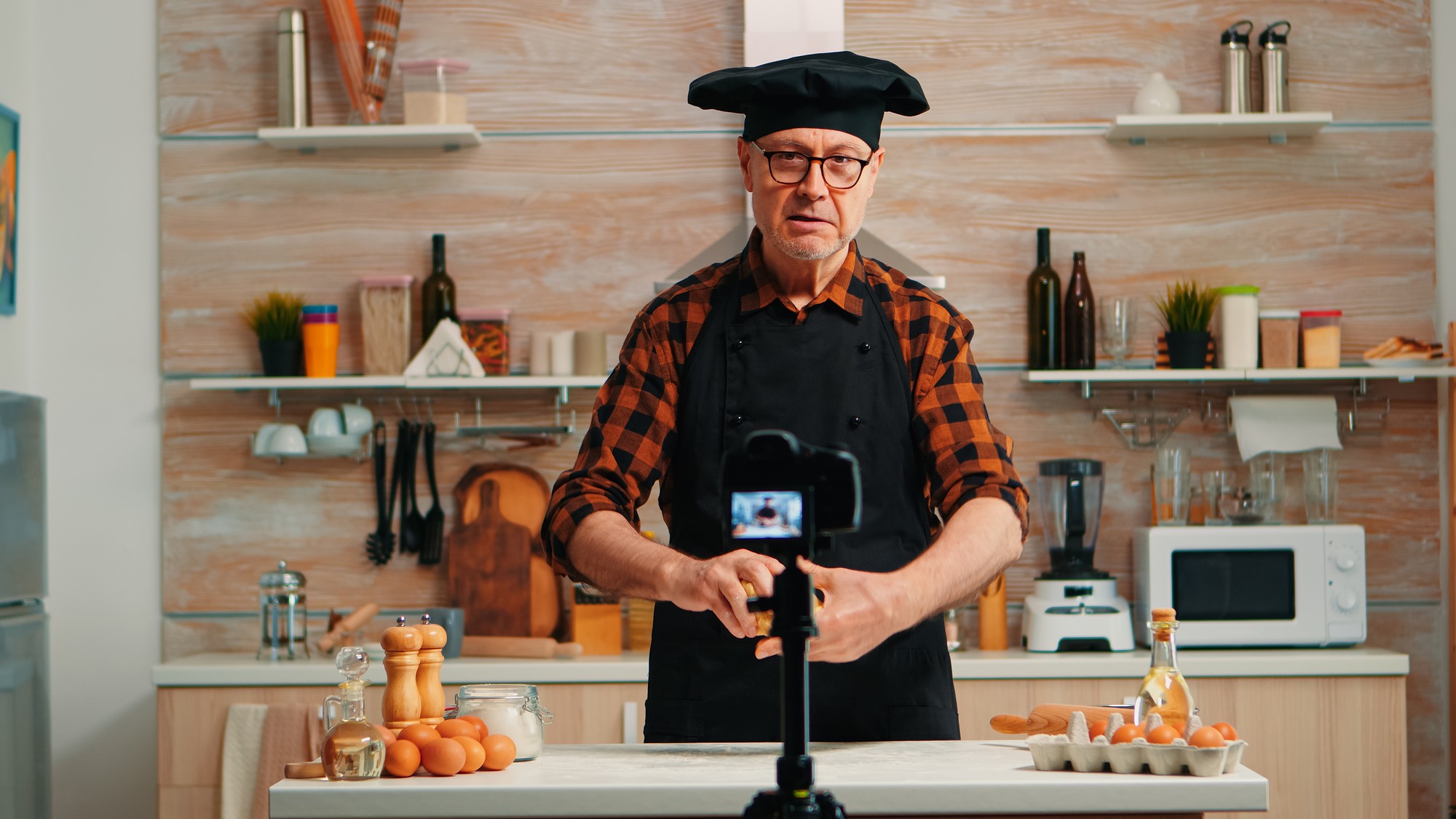 Chef che mostra strumenti professionali